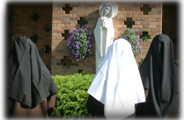 nuns-praying-by-OL-in-the-cloister.png